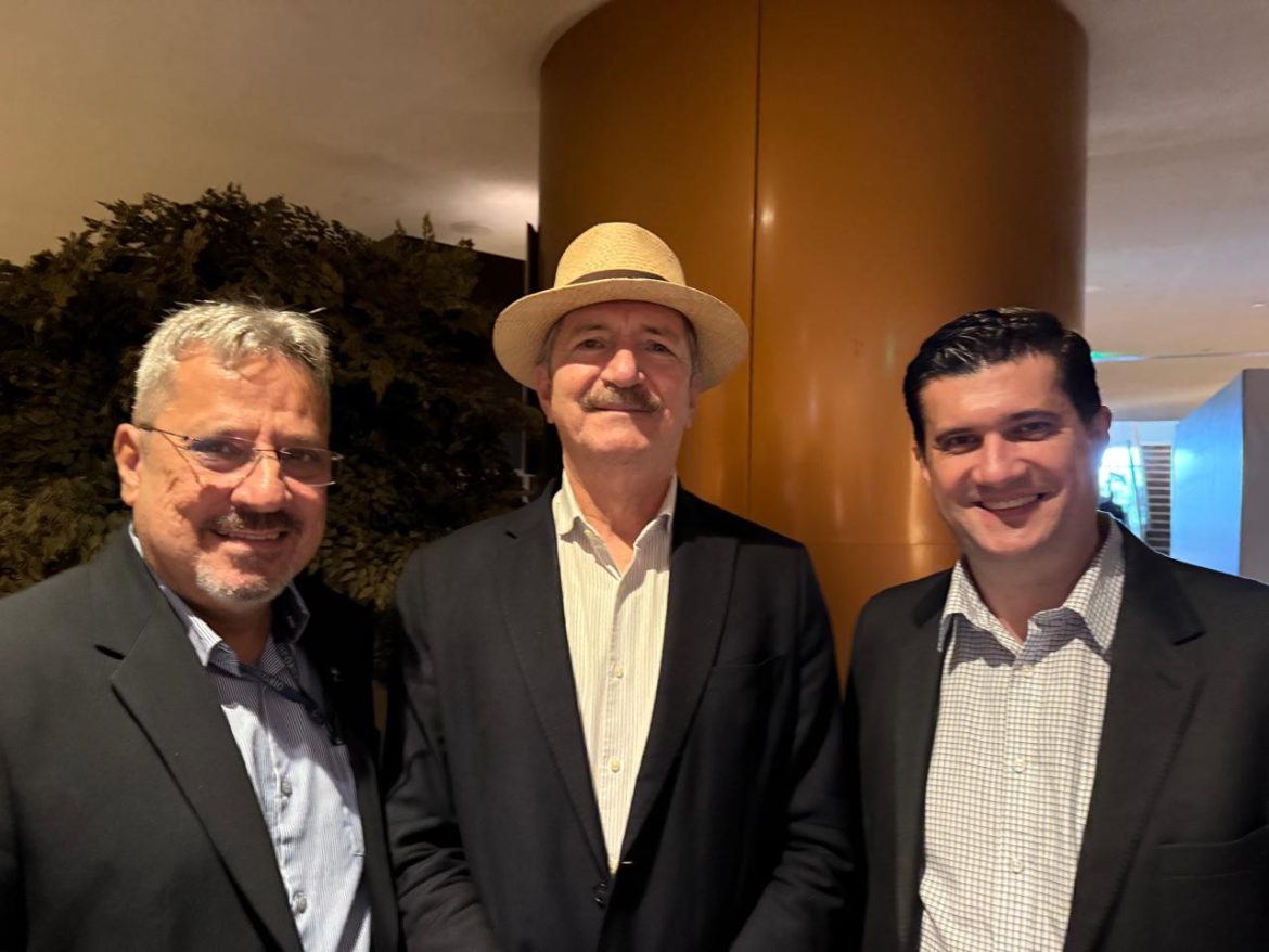 Paulo Renato Bastos Rodrigues Marques, presidente da Pesagro-Rio, o ex-ministro Aldo Rebelo, e o organizador do Fórum Denis Deli