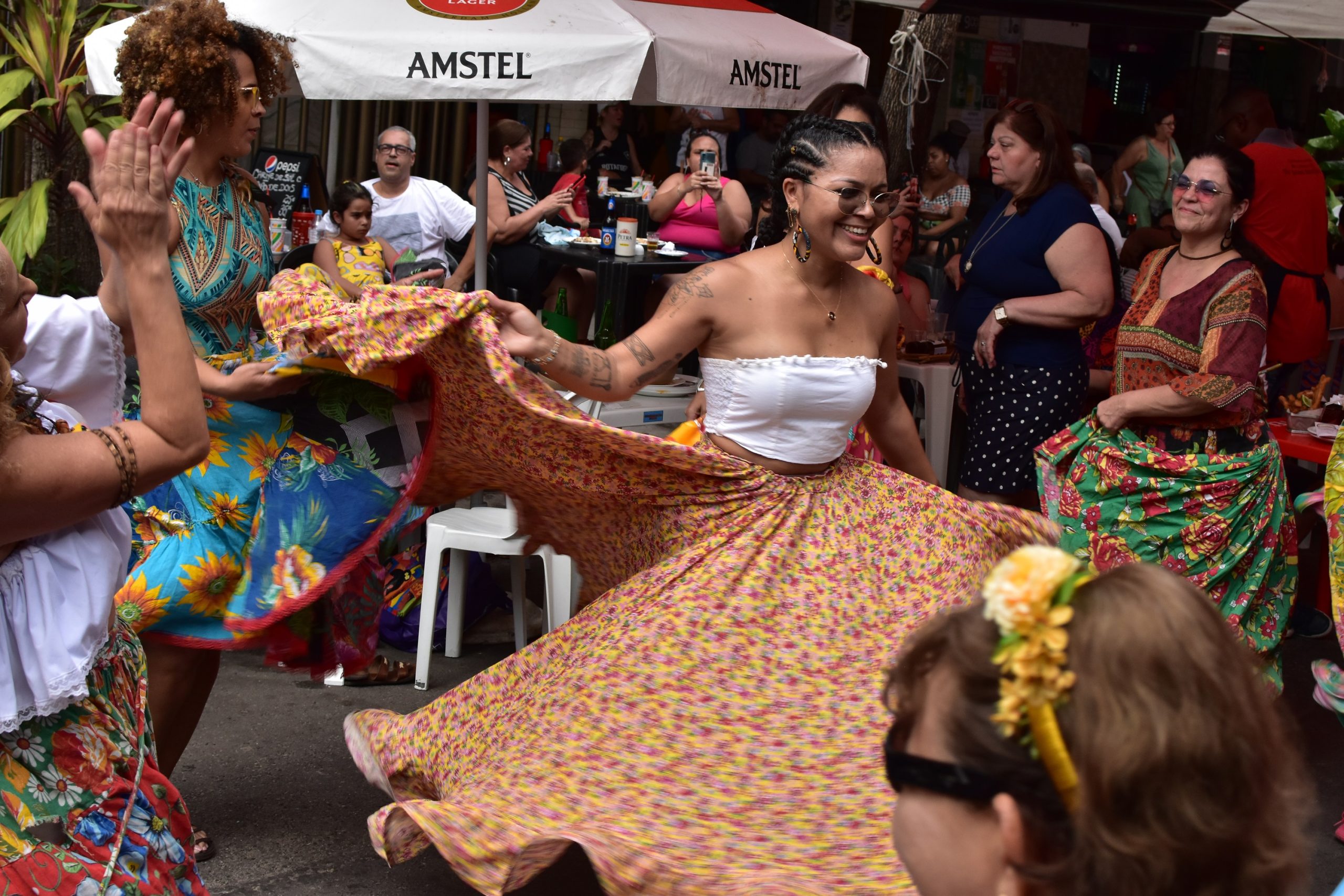 Pescados na Brasa celebra seis anos com carimbó e comidas típicas 7 Pescados na Brasa - Adriana no Carimbó - Foto: Camila Bessa