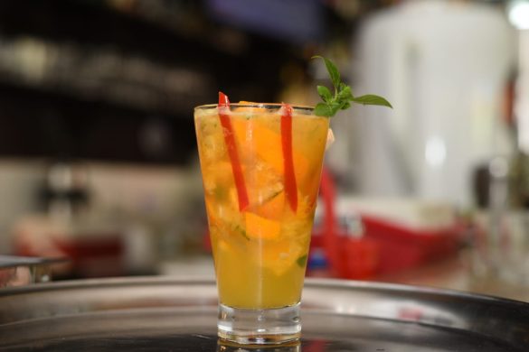 A deliciosa caipirinha de tangerina com pimenta