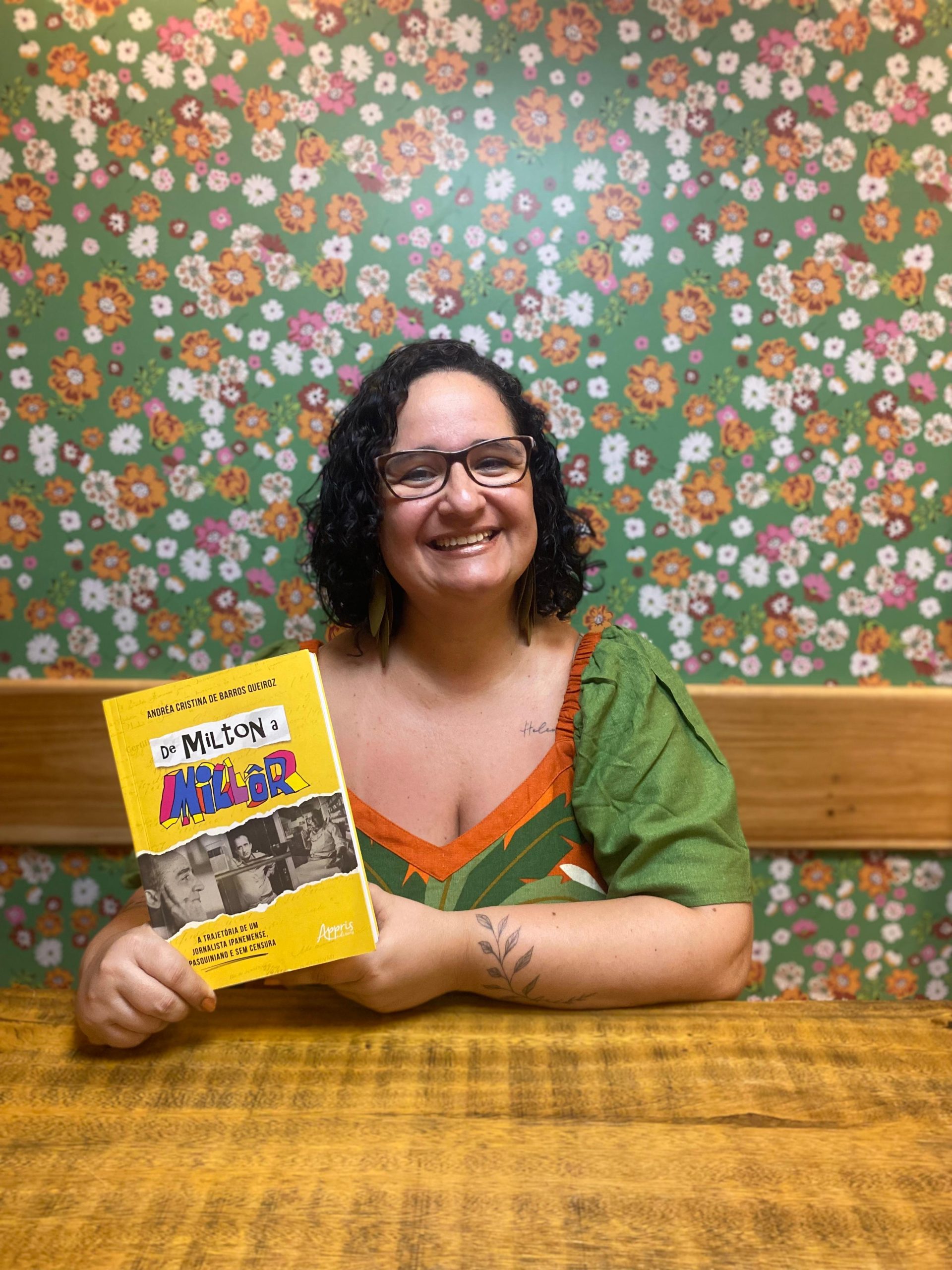 De Milton a Millôr, o humorista sem censura 4 Andréa Cristina com o livro de Milton a Millôr - Foto; Michele Bruno