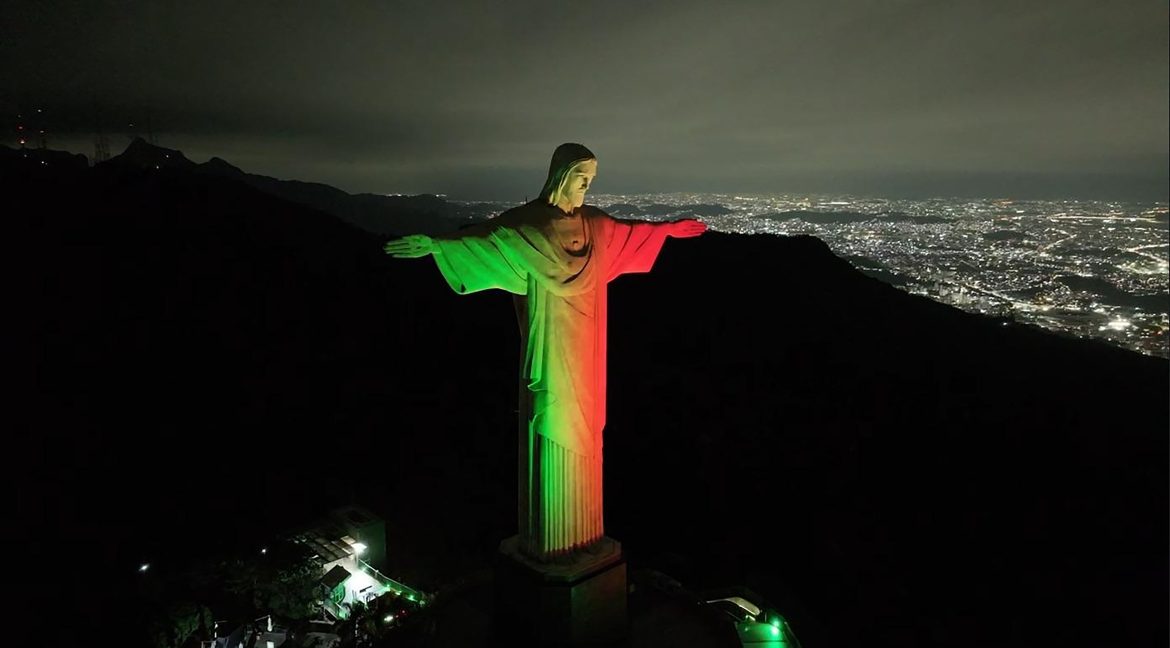 Cristo Redentor recebe as cores italianas em homenagem aos 75 anos da CCIE