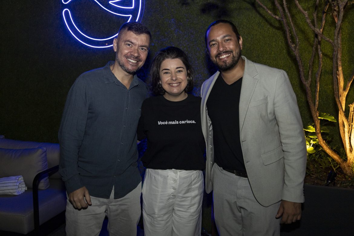 Rafael Silva (Hotelbeds) e Carolina Navarro (Visit Rio) e Alexandre Rodrigues, coordenador de vendas do Lagune Barra Hotel - foto: Patrick Teixeira