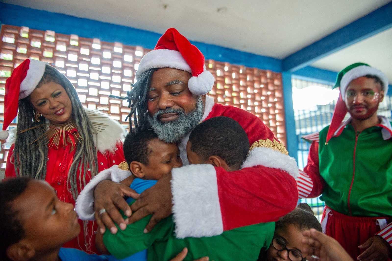 Crianças da Cidade de Deus e do Caju ganham festa natalina com visita de Papai Noel