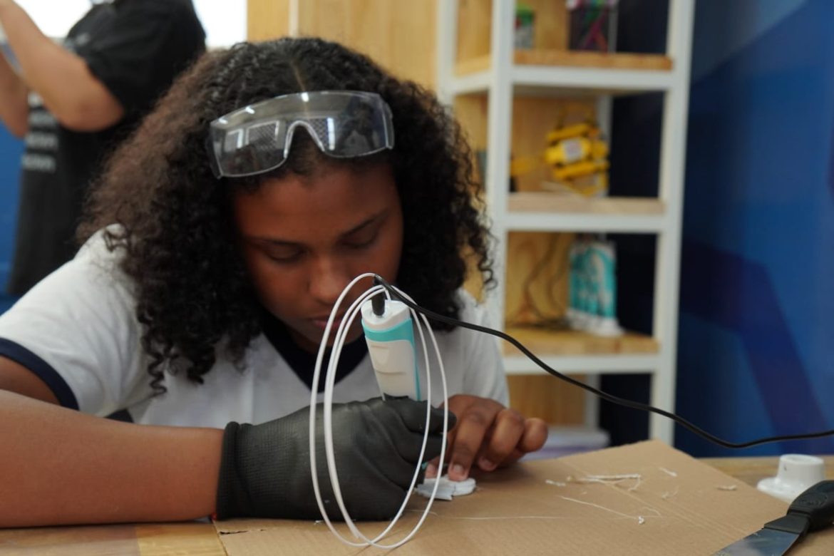 Projeto de arte e robótica encerra temporada em escola pública no Centro do Rio