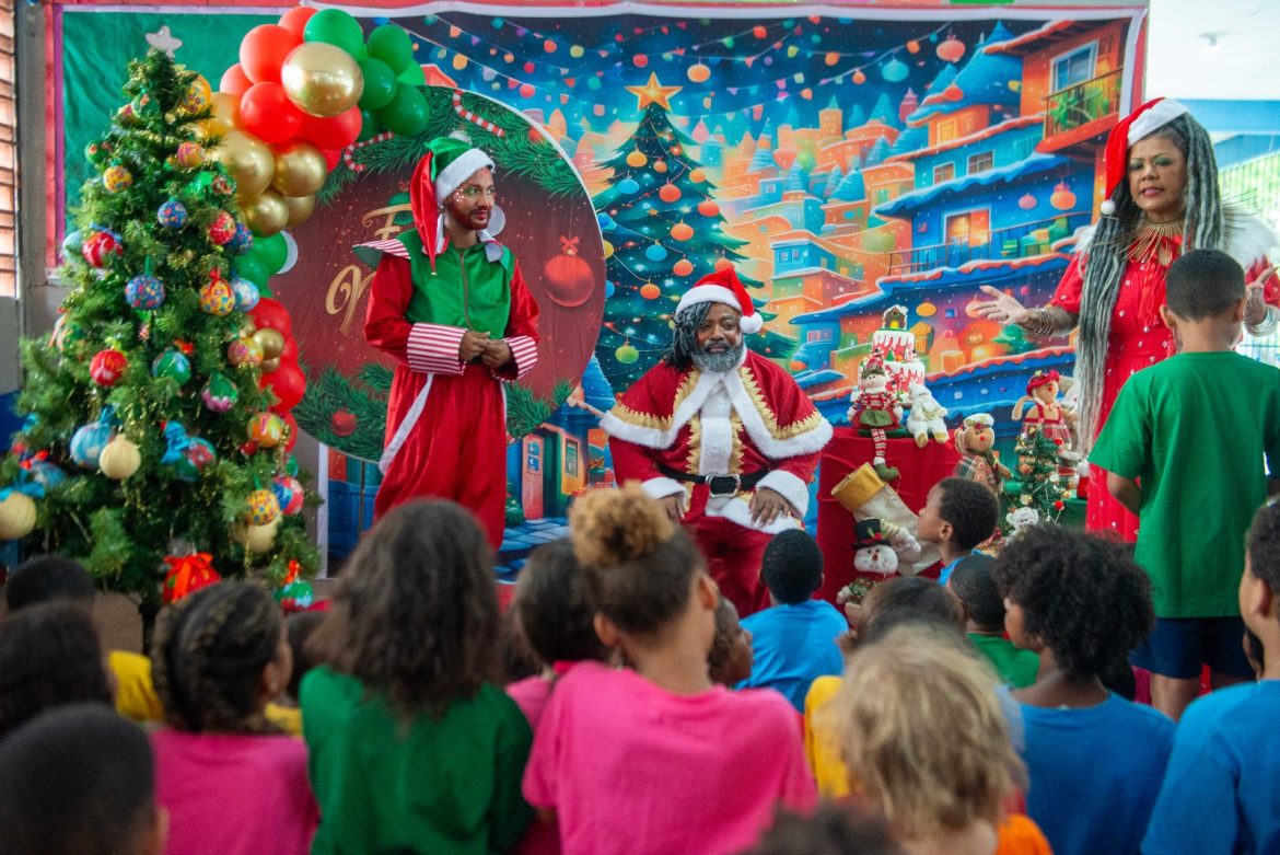 Crianças da Cidade de Deus e do Caju ganham festa natalina com visita de Papai Noel