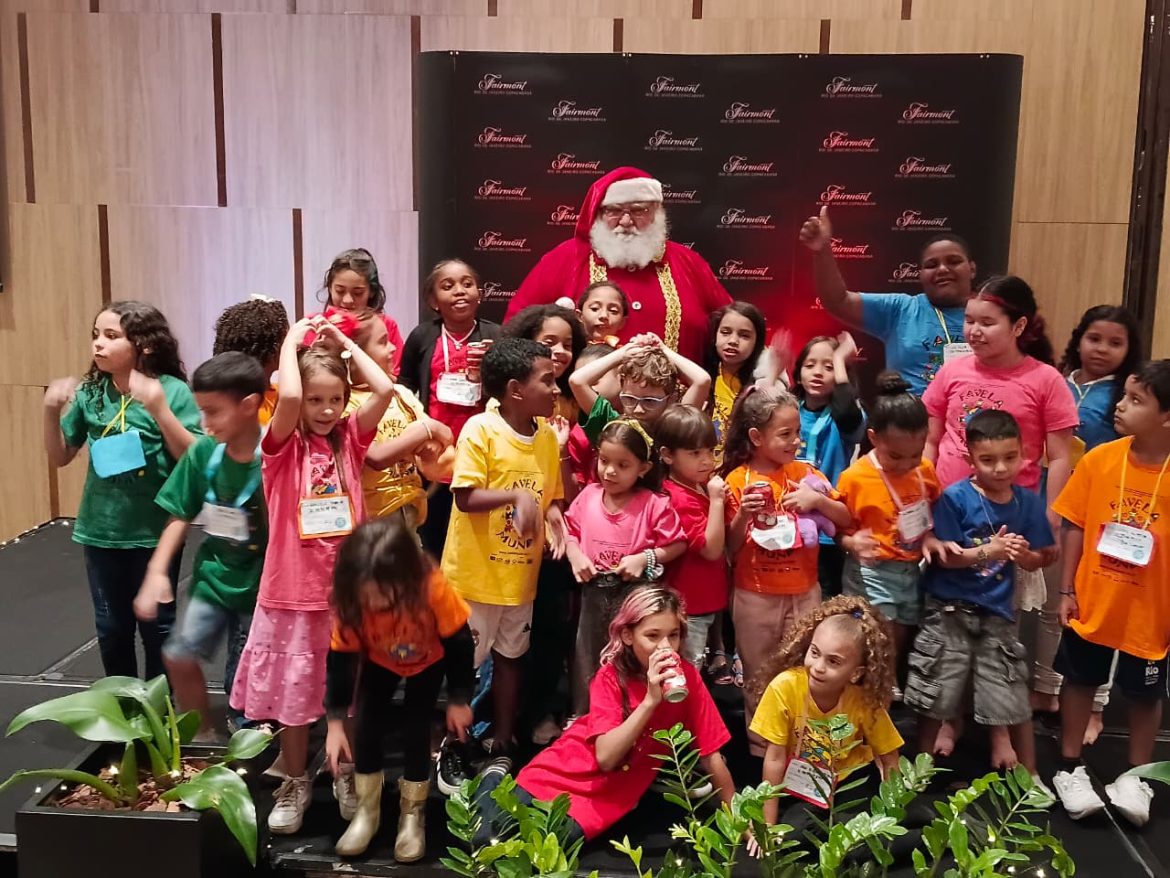 Fairmont promove festa natalina para crianças do Projeto Favela Mundo em Copacabana