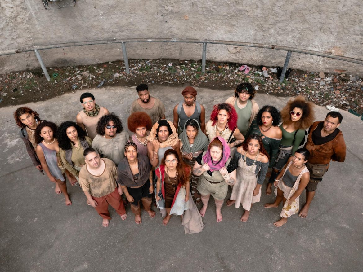 Entre: Bombas, Balas, Confetes e Serpentinas