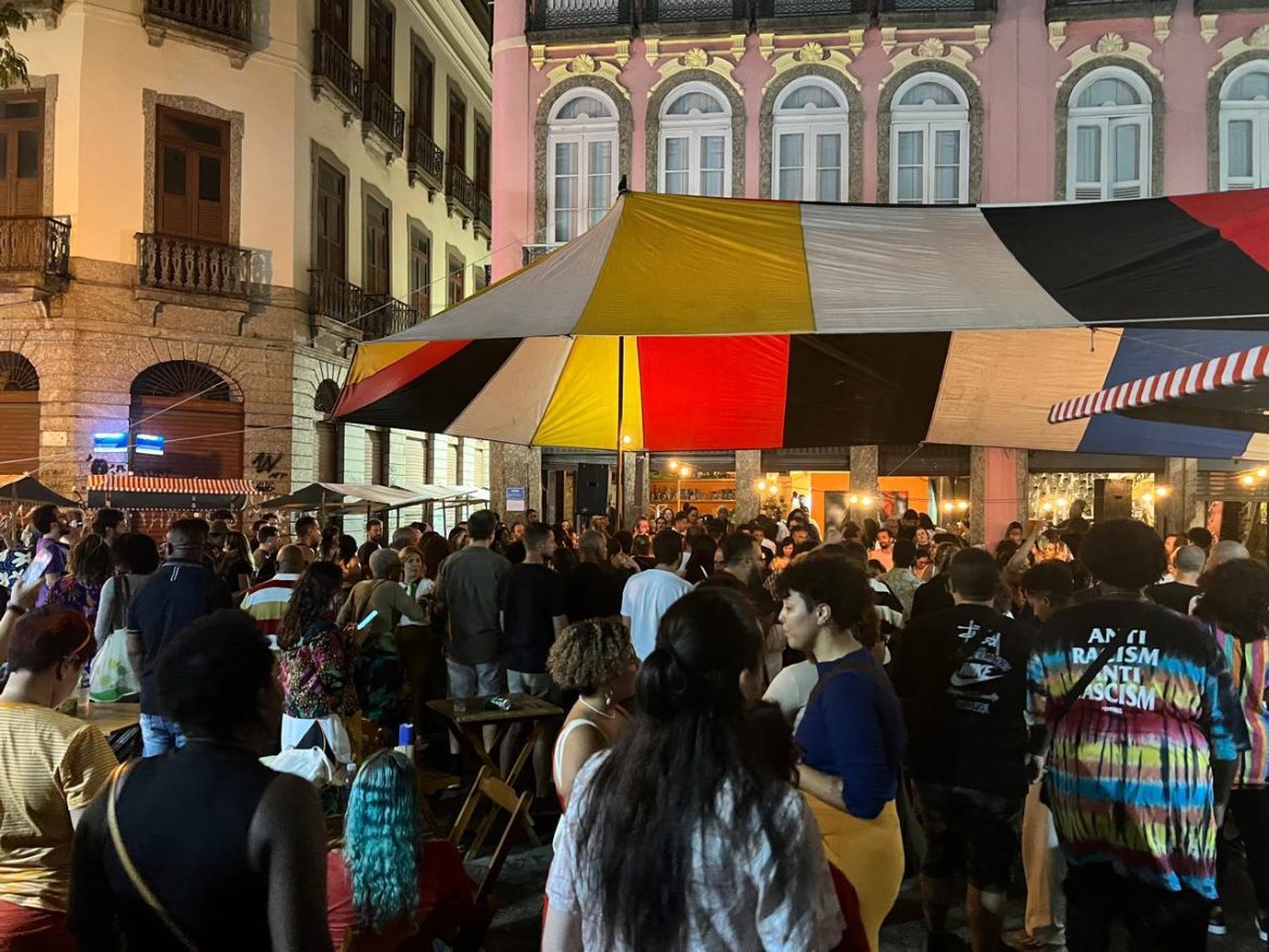 Em área nobre do Rio, o samba vira motor de um projeto social