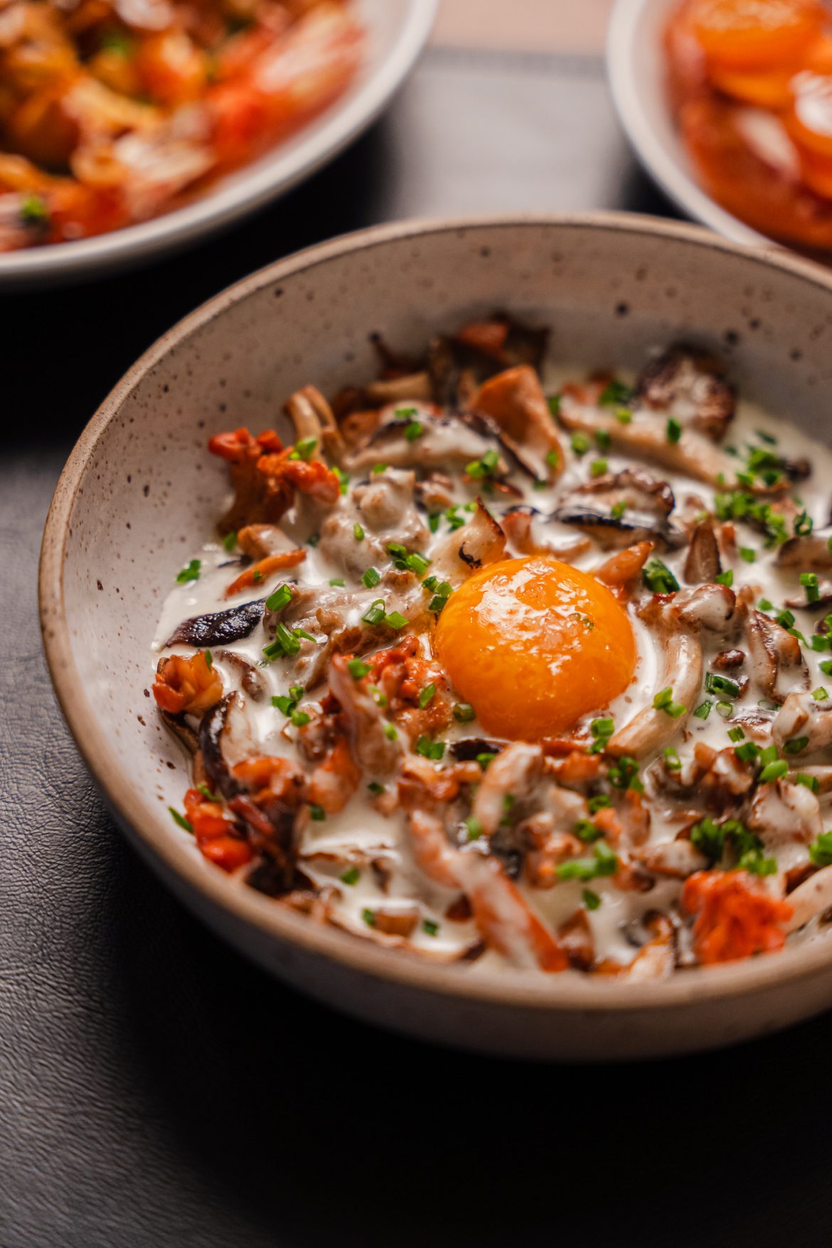 Cogumelos com gema confitada e fonduta de taleggio