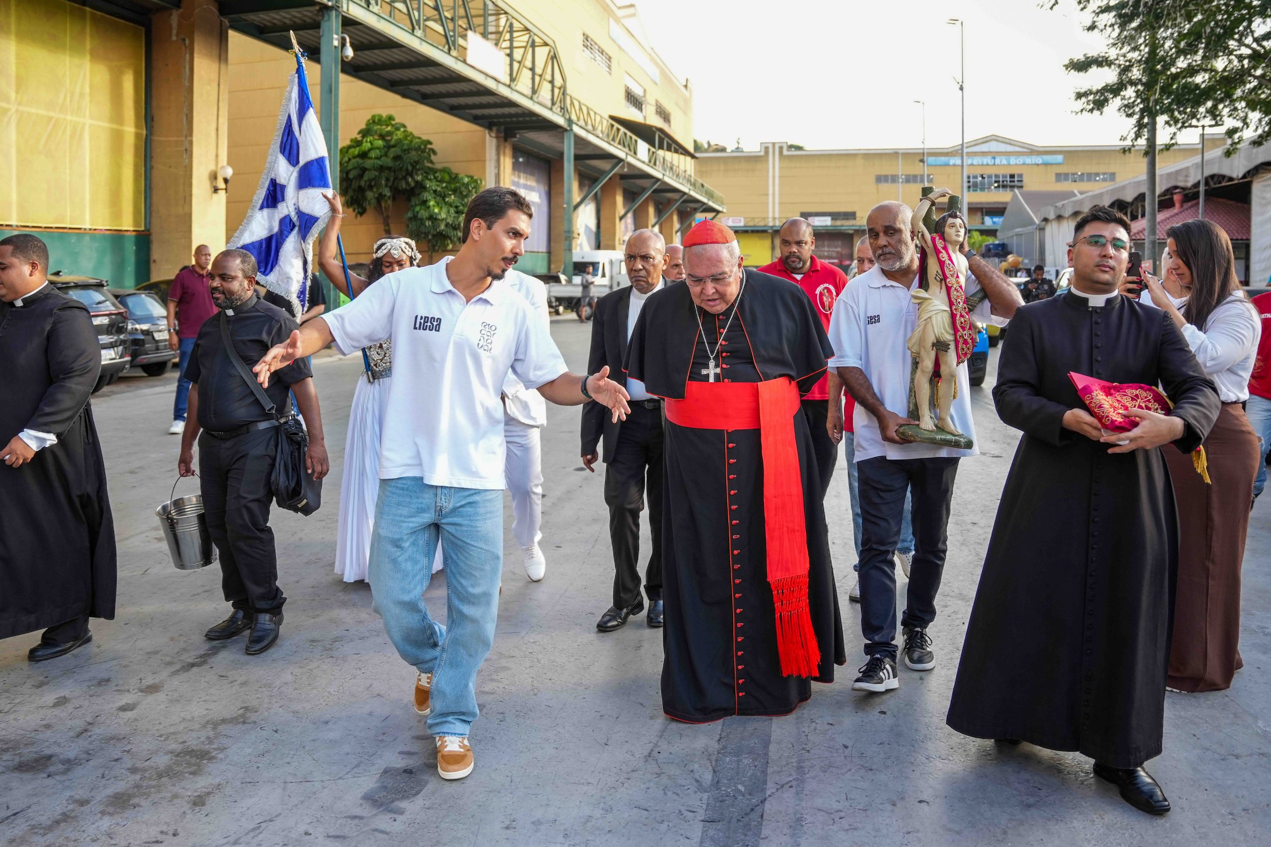 Cidade do Samba recebe a visita do arcebispo do Rio de Janeiro