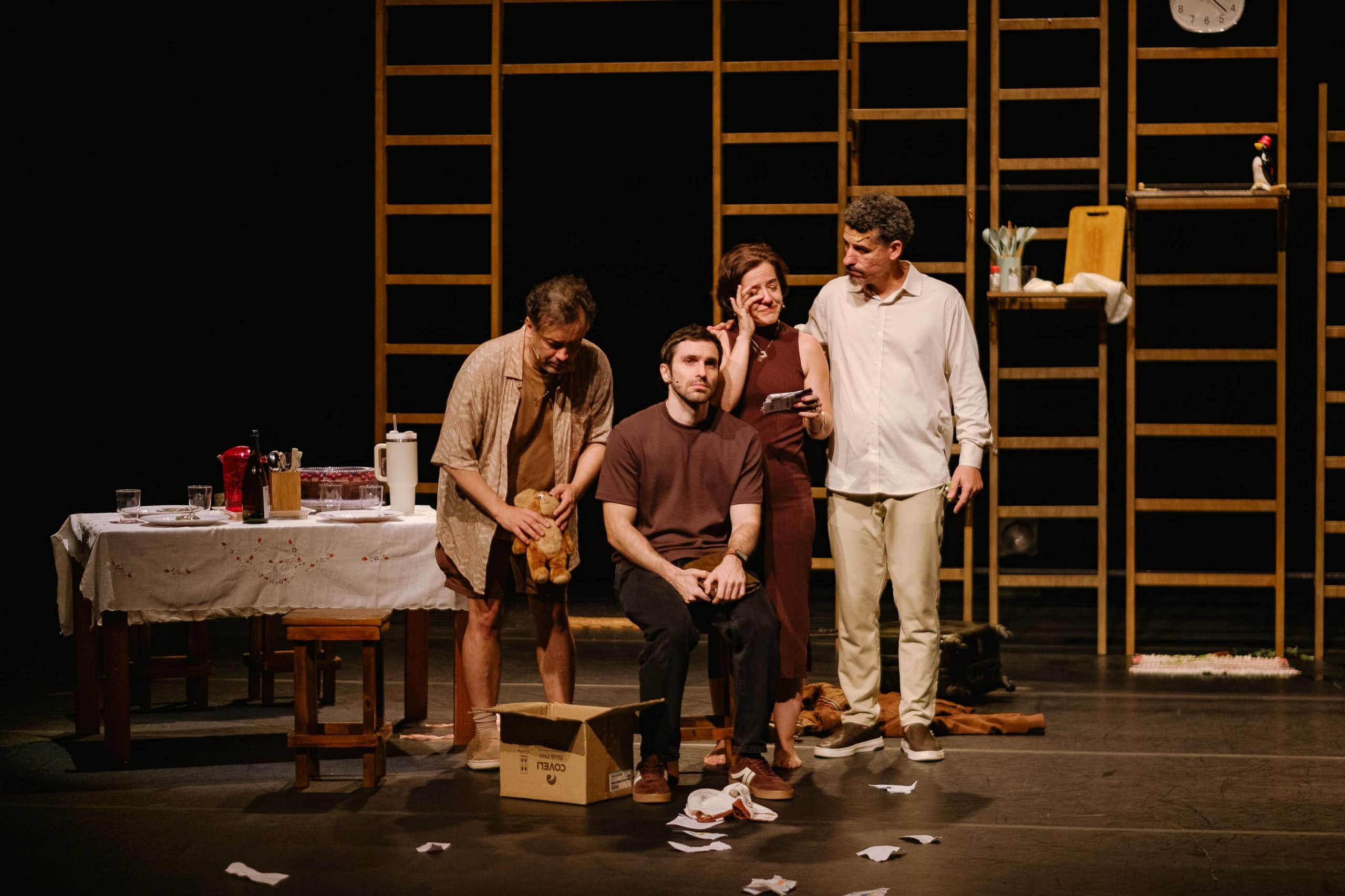 Elenco O formigueiro em cena - Foto Roberto Carneiro