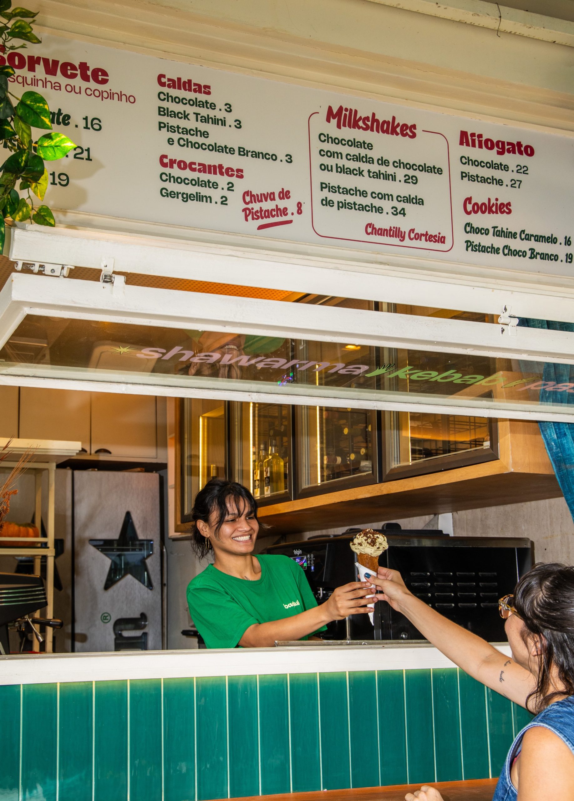 Verão no Rio: ostras, beliscos criativos, sorvetes autorais e bolo russo refrescante marcam a temporada gastronômica 8 Janela Baduk - Foto: Tomás Rangel