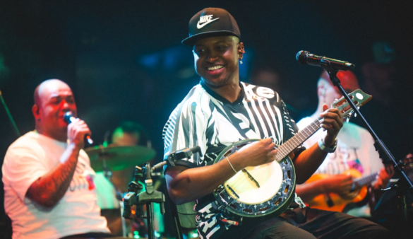Thiaguinho transforma Vila JK em roda de pagode com shows de “Banjo e Boné”
