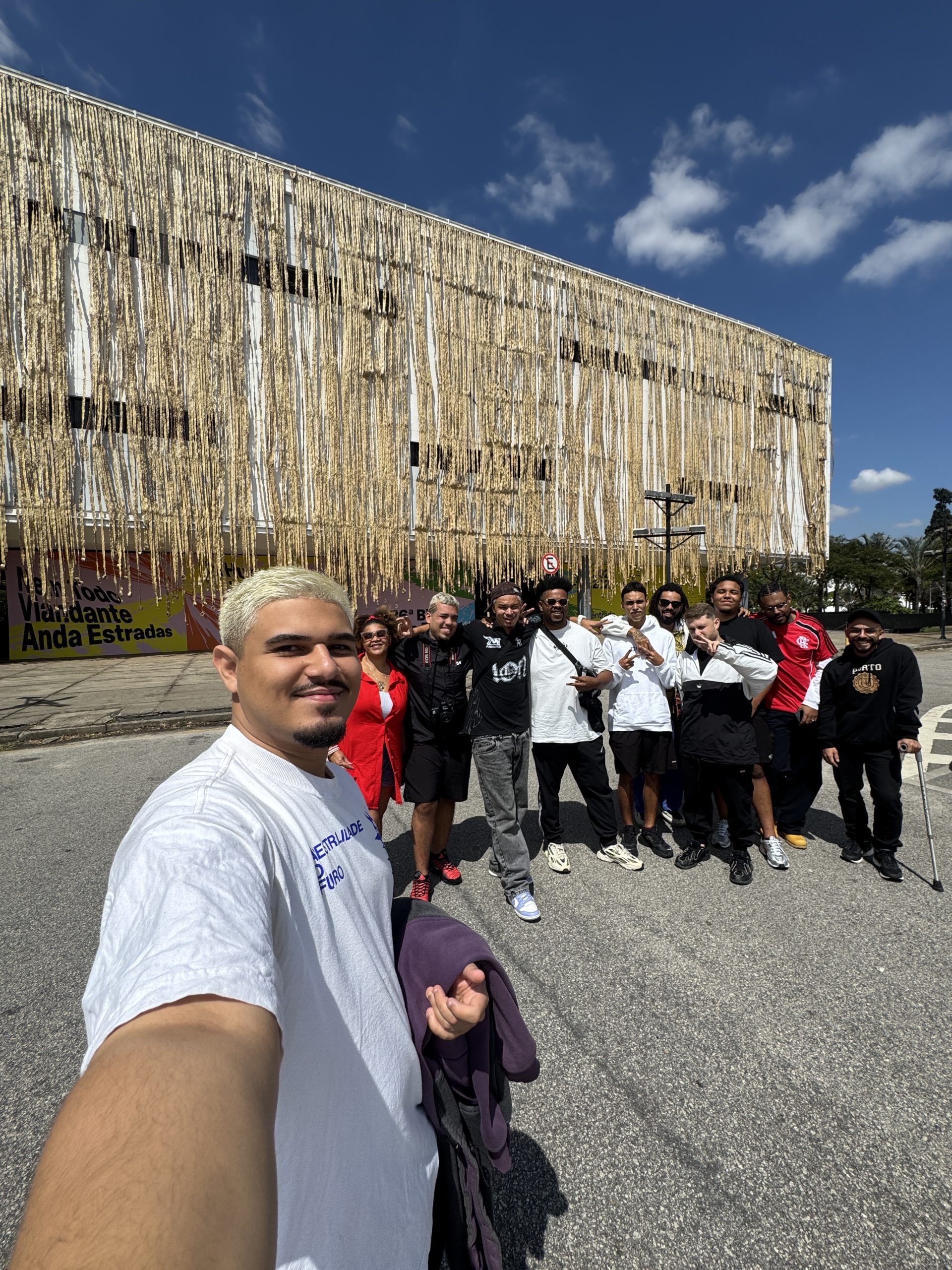Exposição no Futuros - Arte e Tecnologia destaca processo criativo de artistas do Morro do Santo Amaro 7 Artistas da 2050 visitam a 26ª Bienal de Artes de São Paulo