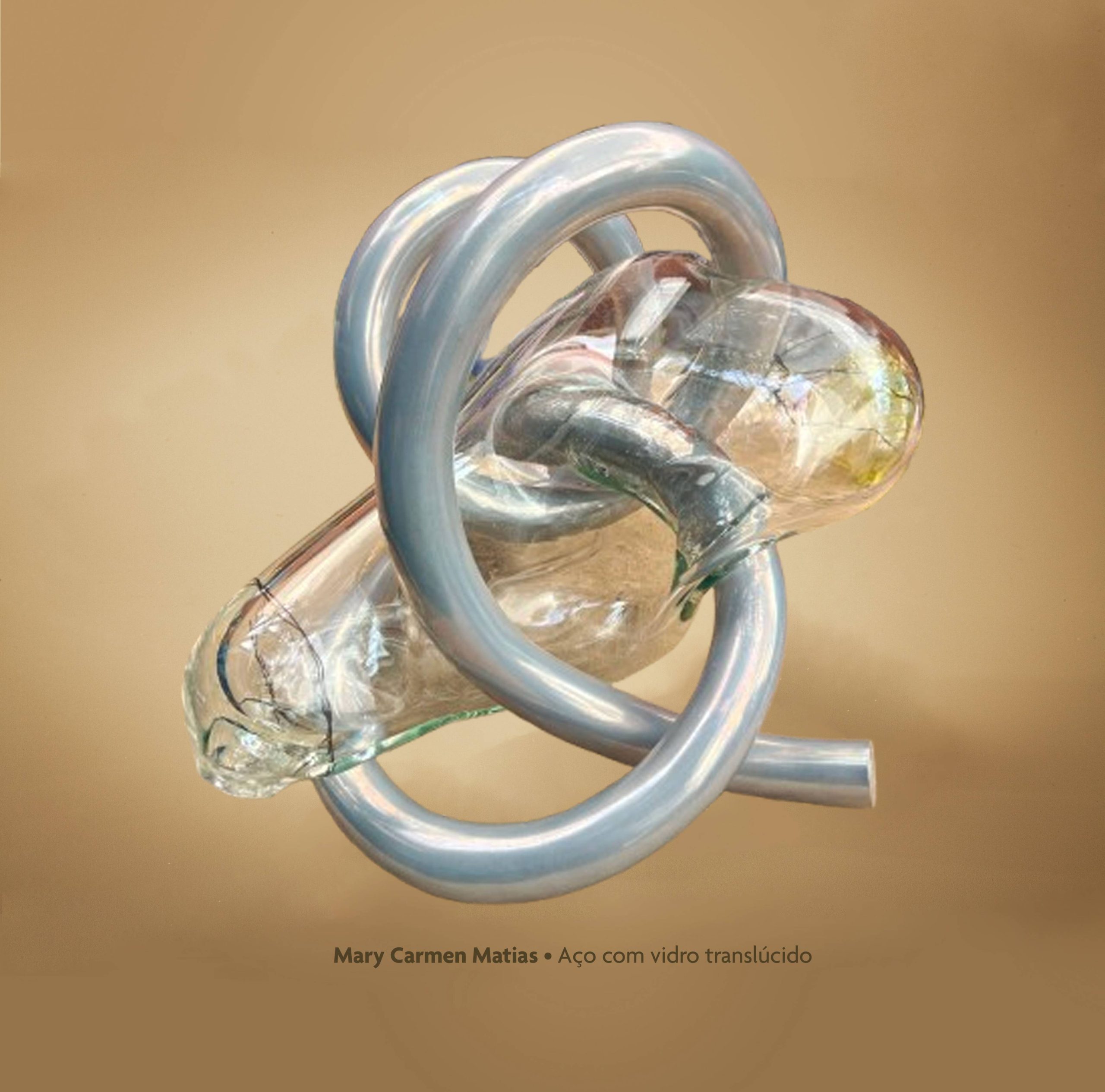 Na mostra Sopro de Luz, Mary Carmen Matias utiliza a junção de materiais opostos como metáfora da diversidade