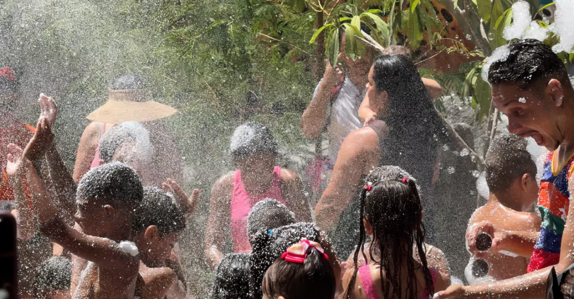 Carnaval com espuma, bailinho com Animasom, BioFolia, recreação Fabulosos animam o BioParque do Rio