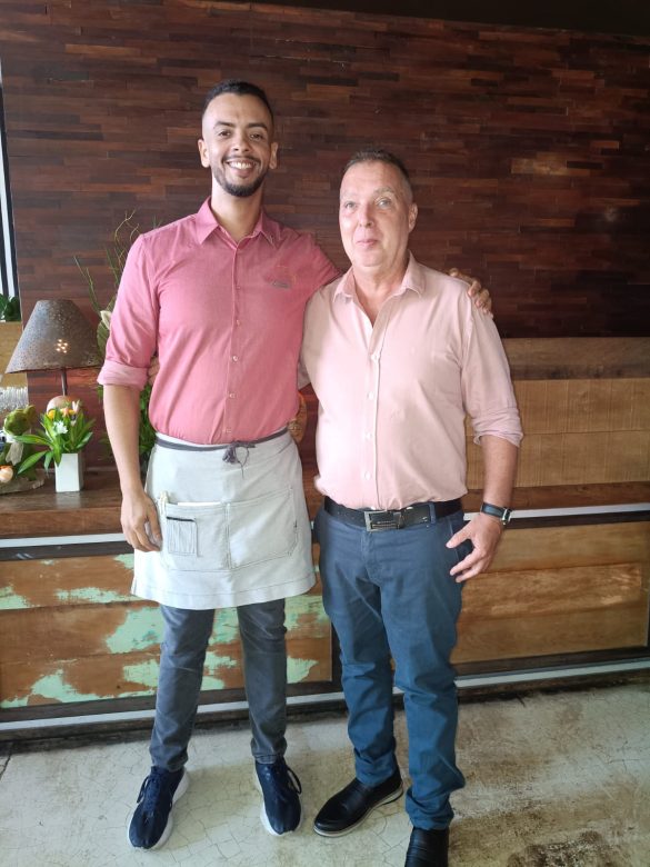 Thiago Pereira, o excelente garçom que atendeu o evento com Bayard Boiteux