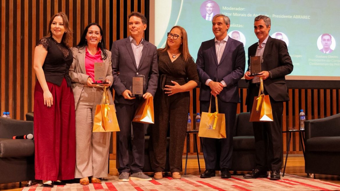 Andreia Roma é homenageada no Ouvidores do Brasil