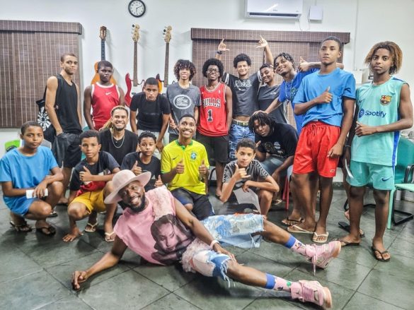 Exposição inédita ‘Meninos Que Sorriem’, do artista britânico-nigeriano Kay Rufai, celebra sorrisos de jovens negros da Maré e é um dos destaques da programação - foto: divulgação