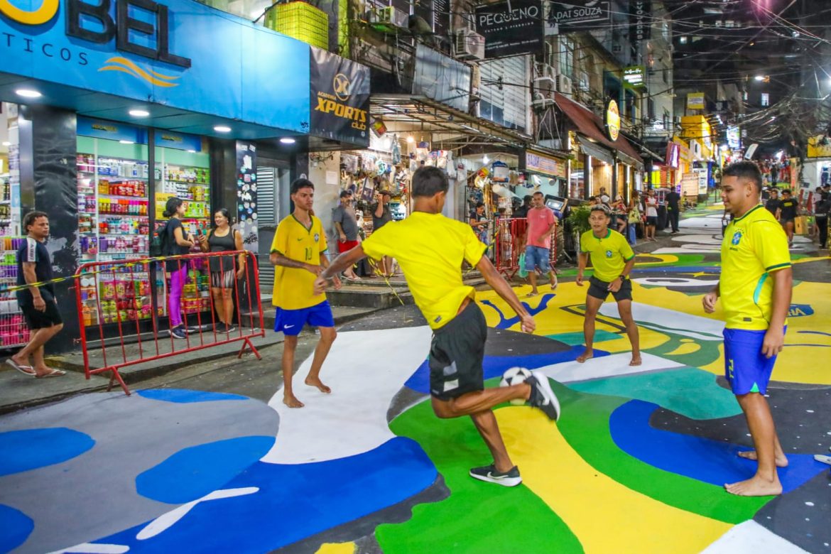 Rocinha vai exibir jogo do Brasil em um mega telão na Via Ápia Rocinha vai exibir jogo do Brasil em um mega telão na Via Ápia
