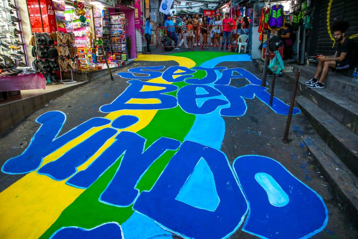 Rocinha vai exibir jogo do Brasil em um mega telão na Via Ápia Rocinha vai exibir jogo do Brasil em um mega telão na Via Ápia