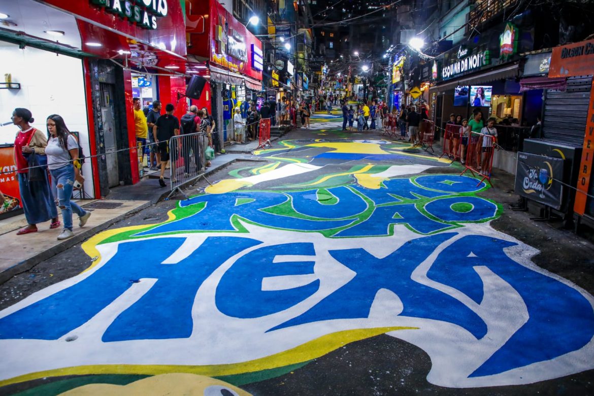 Rocinha vai exibir jogo do Brasil em um mega telão na Via Ápia Rocinha vai exibir jogo do Brasil em um mega telão na Via Ápia