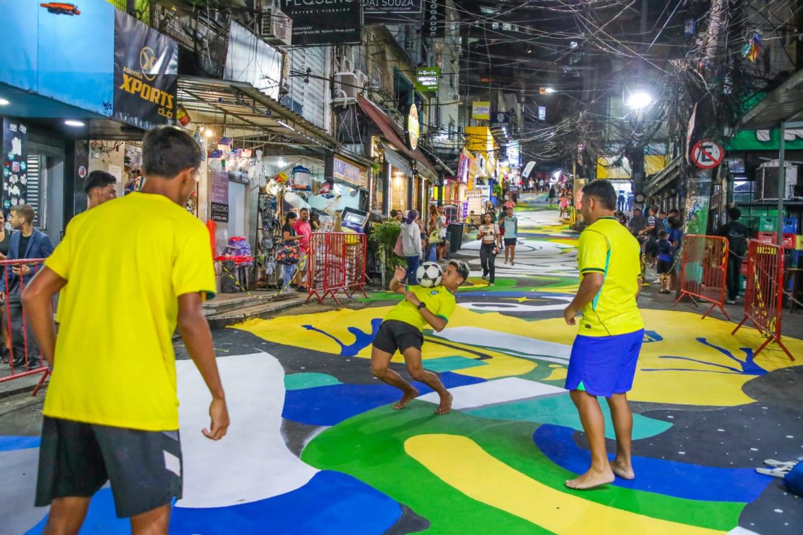 Rocinha vai exibir jogo do Brasil em um mega telão na Via Ápia Rocinha vai exibir jogo do Brasil em um mega telão na Via Ápia