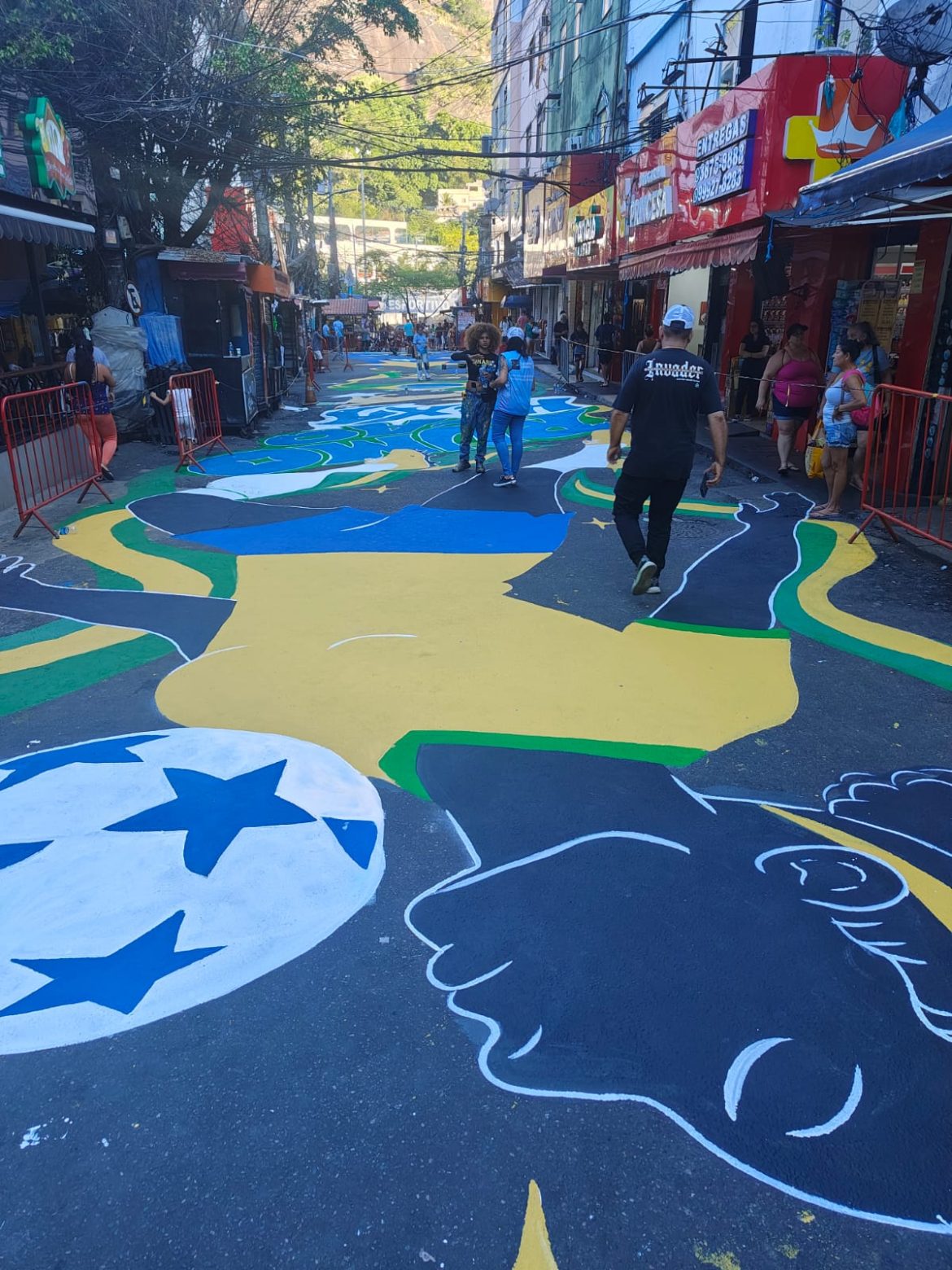 Rocinha vai exibir jogo do Brasil em um mega telão na Via Ápia Rocinha vai exibir jogo do Brasil em um mega telão na Via Ápia