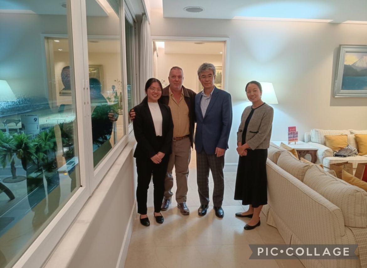 O Consul geral do Japão ,Takashi Manabe com Bayard Boiteux e as diplomatas japonesas Kayo Yoshida e Kotomi Matsumoto O Consul geral do Japão ,Takashi Manabe com Bayard Boiteux e as diplomatas japonesas Kayo Yoshida e Kotomi Matsumoto