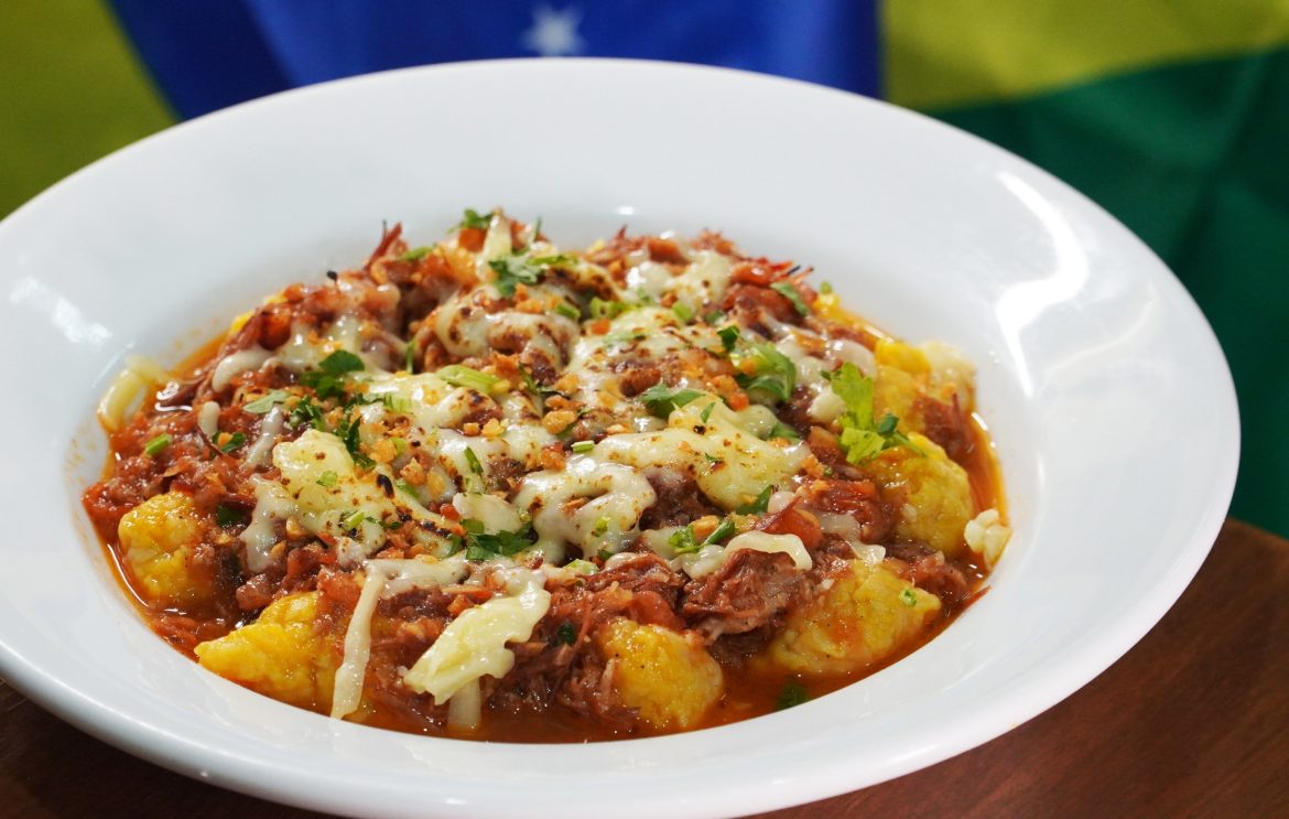 Enchendo Linguiça - Angu de Ragu de Joelho de Porco - Foto: Raphael Phillips