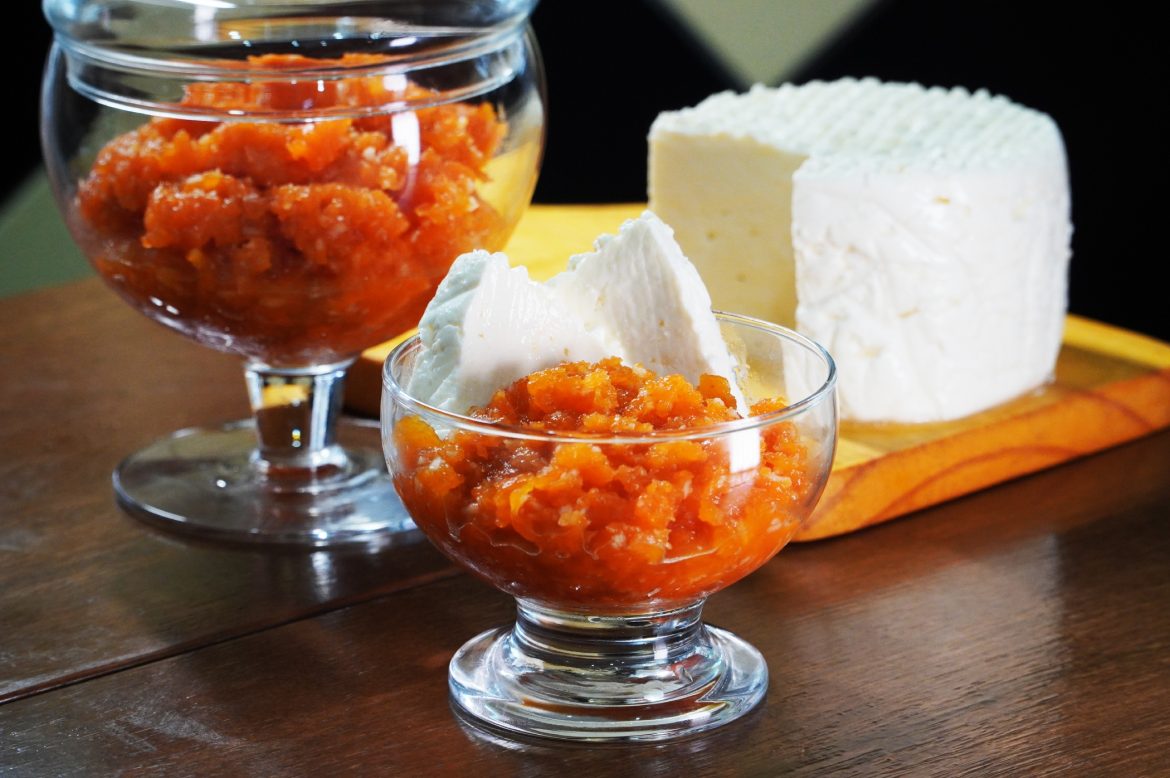 Enchendo Linguiça - Doce de Abóbora com Côco e fatia de Queijo Minas - Foto: Raphael Phillips