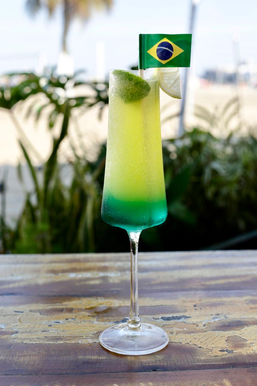 Quiosques da orla se transformam em uma grande ‘arquibancada’ durante o maior torneio de futebol do mundo 7 Na foto, drink Brisa do Brasil, do quiosque Casa Fuego. A bebida é feita com espumante, maçã verde, curaçau Blue e soda cítrica. Foto: Divulgação