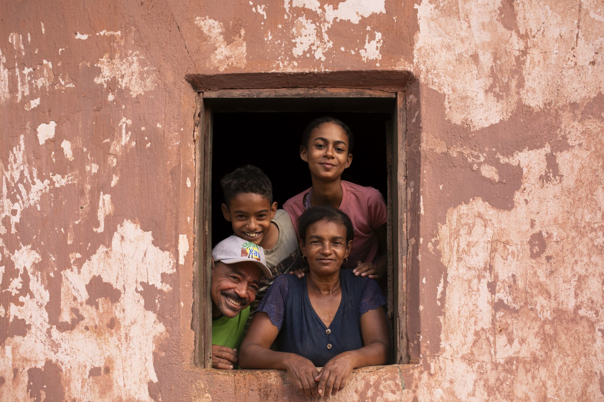Zona de Sacrifício: do ouro ao pó - Exposição inédita sobre corrida mineral no Vale do Jequitinhonha chega ao Rio de Janeiro 7 Famílias convivem com o progresso da mineração nas 54 cidades da região