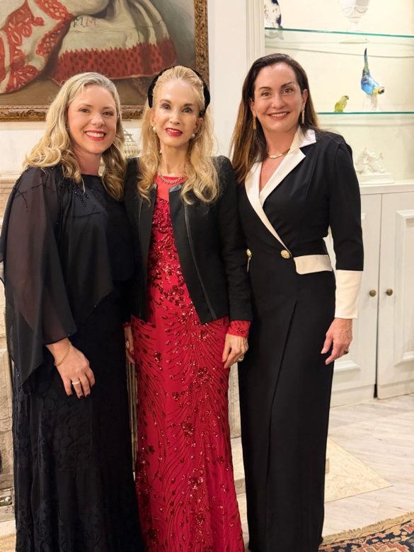 1000216473 A baronesa Diana Lewe Van Aduard de Macedo Soares cercada por Luciane Marquesan e Lidalia Sofia