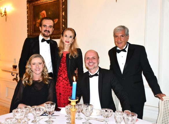 Luciane Marchezan, o Consul geral da Suiça no RJ Michael Schweitzer, Sérgio Costa e Silva e os anfitriões Sérgio e Diana Luciane Marchezan, o Consul geral da Suiça no RJ Michael Schweitzer, Sérgio Costa e Silva e os anfitriões Sérgio e Diana