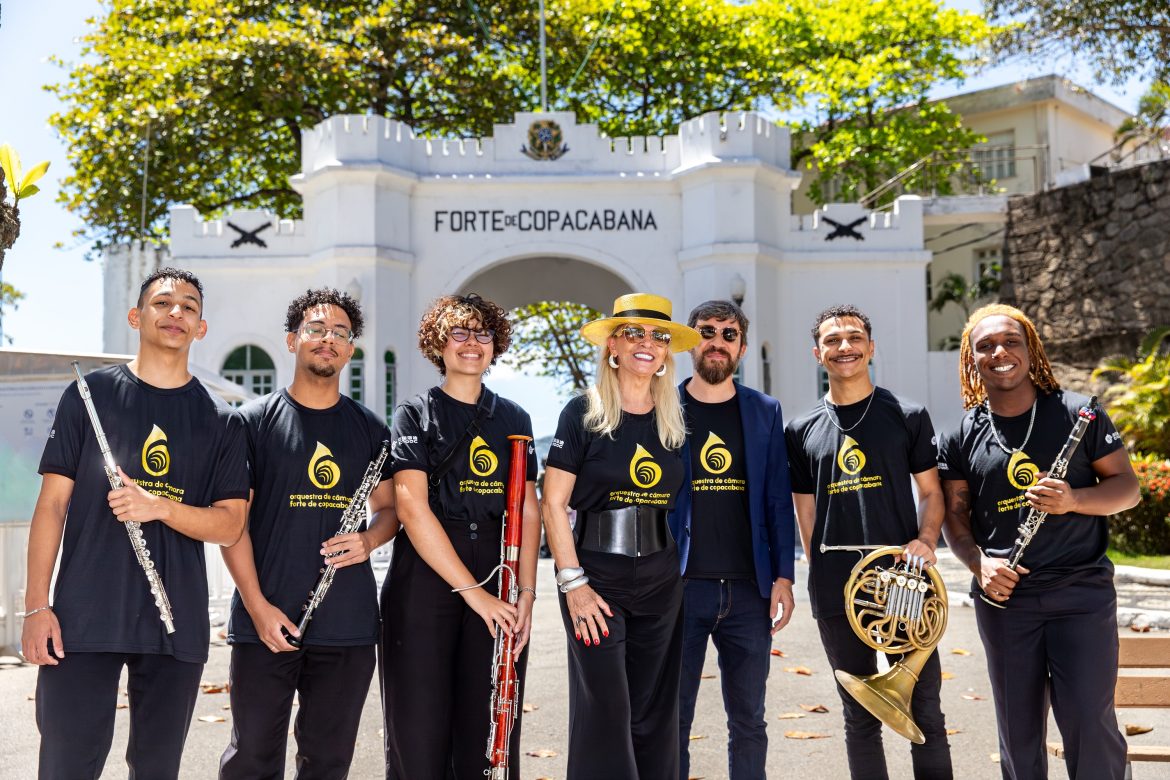 Márcia Melchior ao centro, com componentes da Orquestra