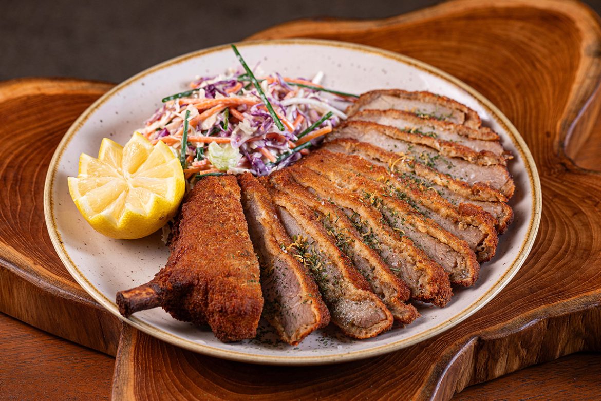 Costeleta de porco duroc à milanesa – Foto: Lipe Borges Costeleta de porco duroc à milanesa - Foto: Lipe Borges