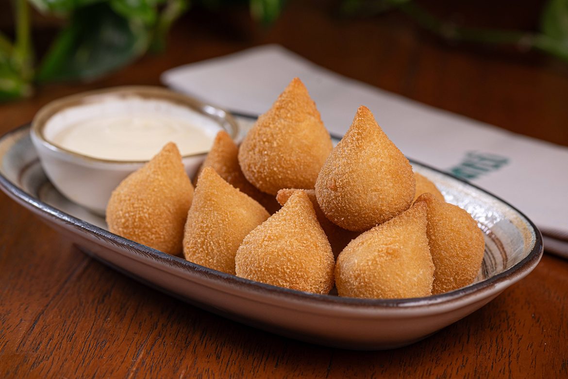 Chef Hugo Souza aposta em brasilidade e memória afetiva em novo menu do Cantô Gastrô & Lounge 8 Mini Coxinha - Foto: Lipe Borges