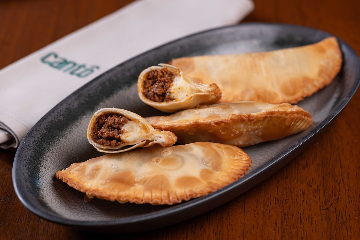 Chef Hugo Souza aposta em brasilidade e memória afetiva em novo menu do Cantô Gastrô & Lounge 7 Pastel Carne com Catupiry - Foto: Lipe Borges