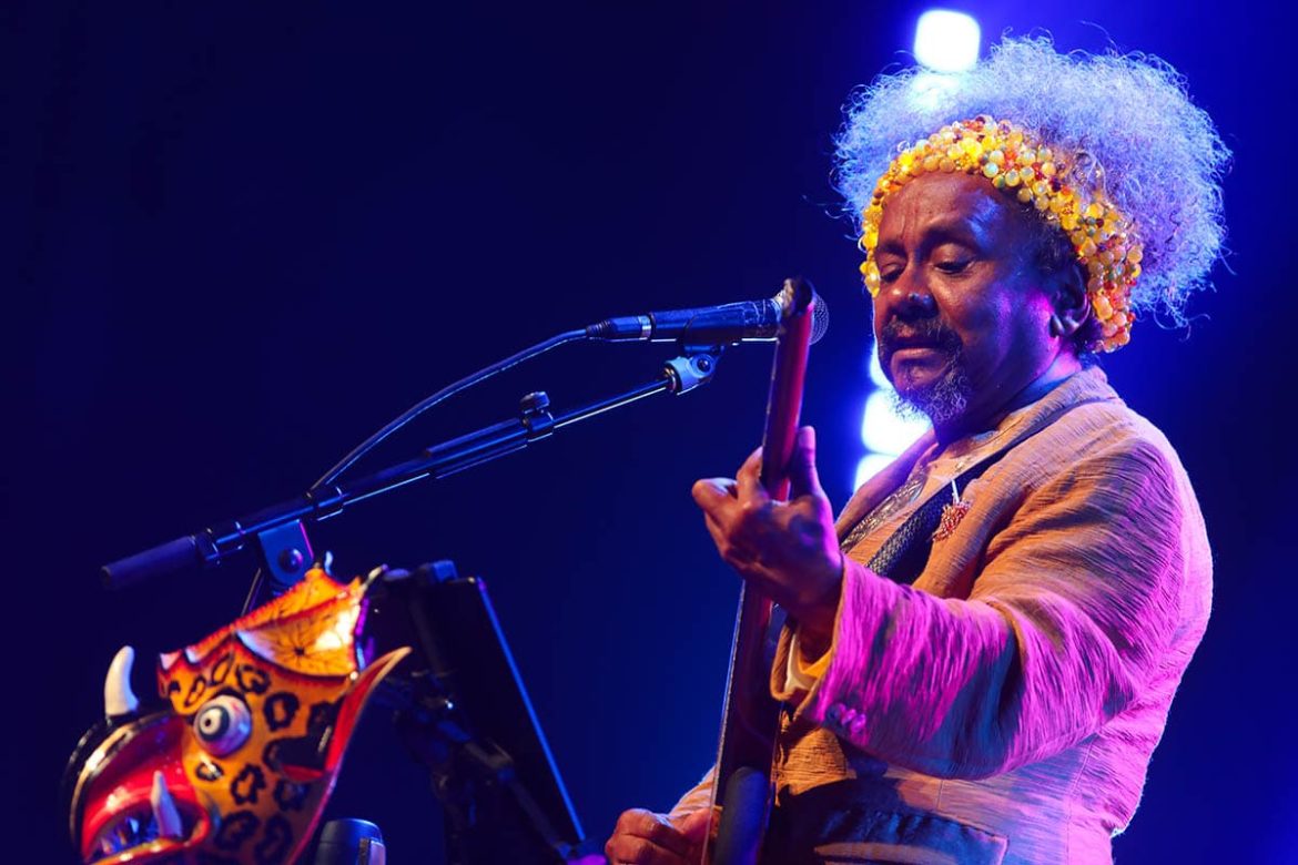 Teatro Sesc Ginástico recebe Chico César com o show “Vestido de Amor”