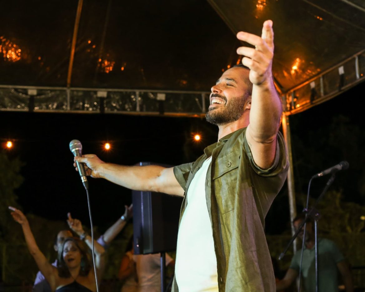 West Musical recebe Gui Valença com repertório de MPB e samba-rock