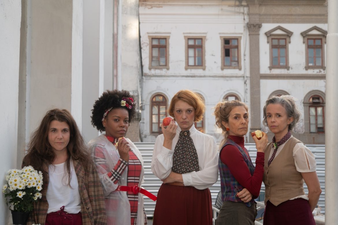 Margaridas - Atrizes da esq para dir, Bel Flaksman, Graciana Valladares, Mariana Consoli, Ana Achcar e Dani Barros - Foto de Ana Alexandrino