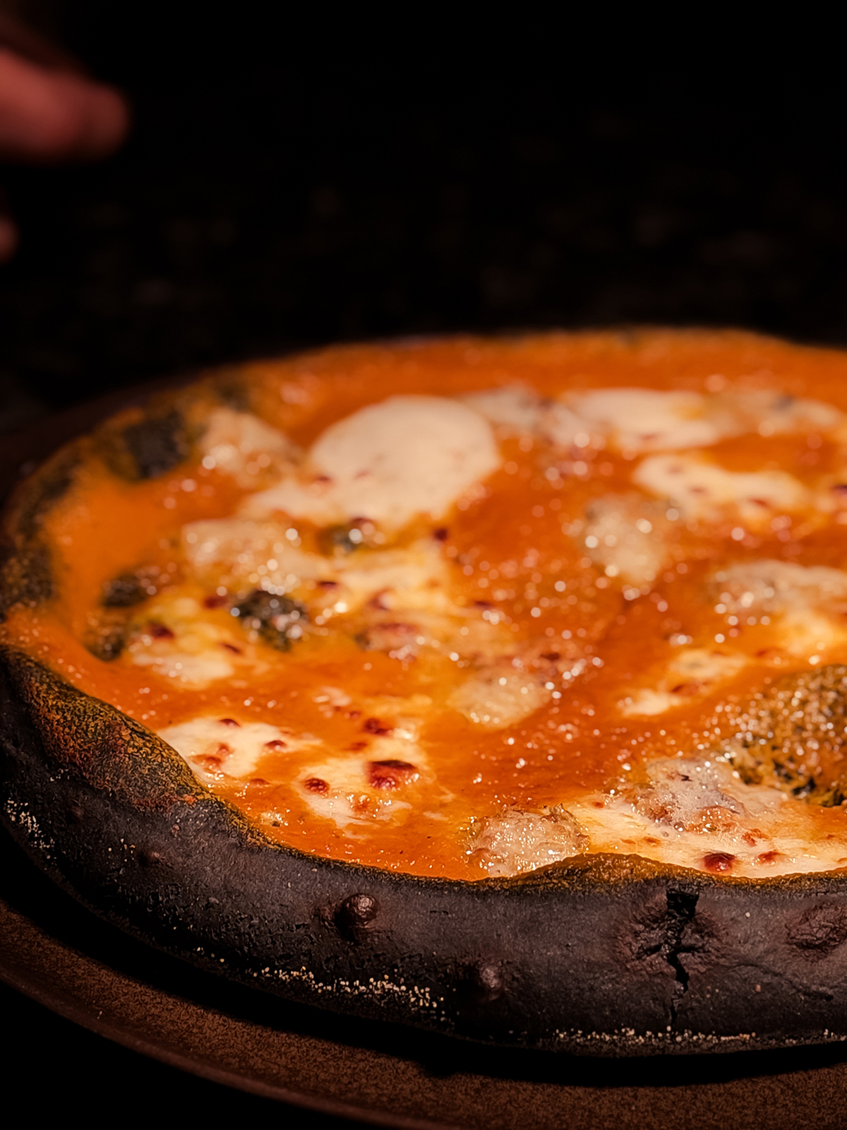 Halloween gastronômico: 5 endereços para celebrar a data de um jeito assustadoramente saboroso 7 Pizzeria Marambaia - Pizza Nero