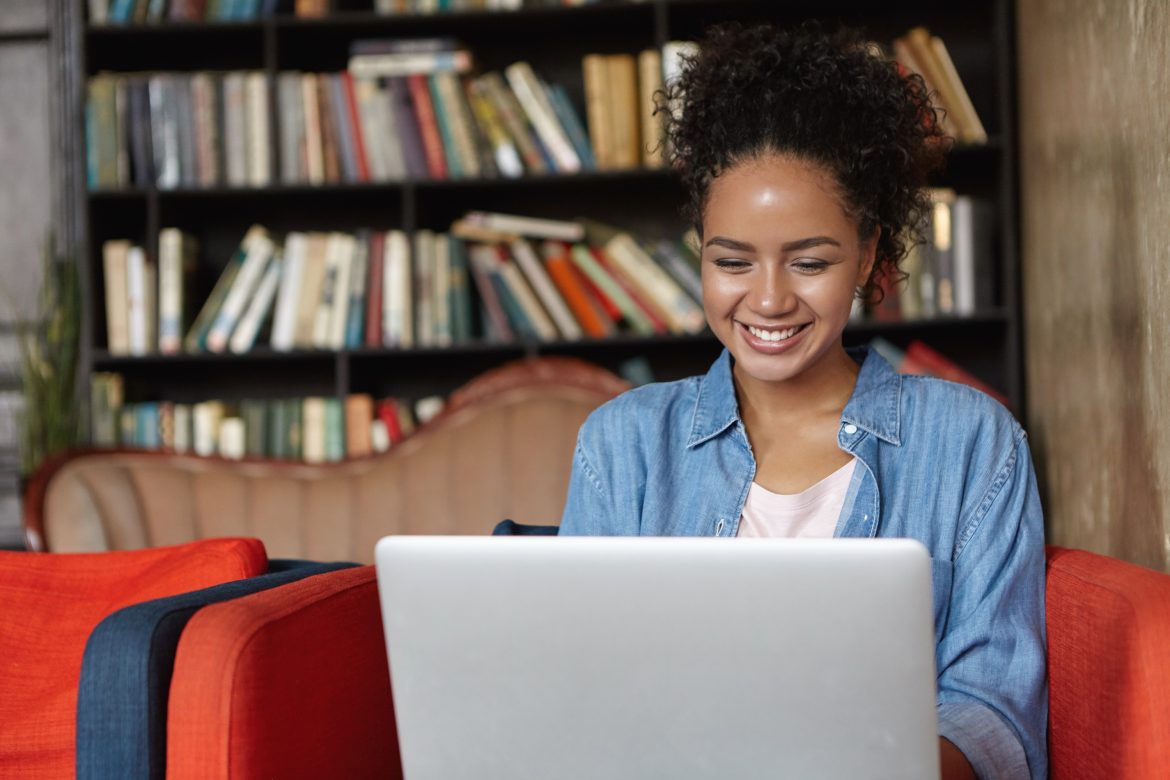 Dia Nacional do Livro: Minha Biblioteca destaca o papel da leitura digital na educação