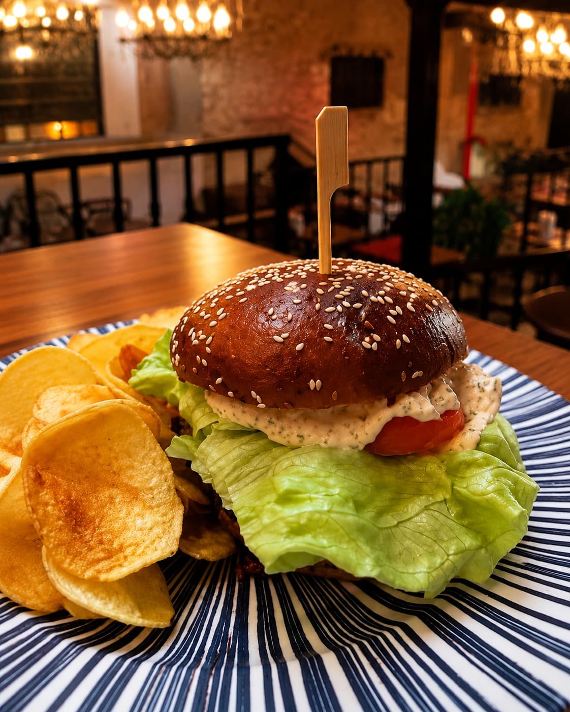 Hambúrguer artesanal de cogumelos e couve-flor, com batatas chips - Sobrado da Cidade